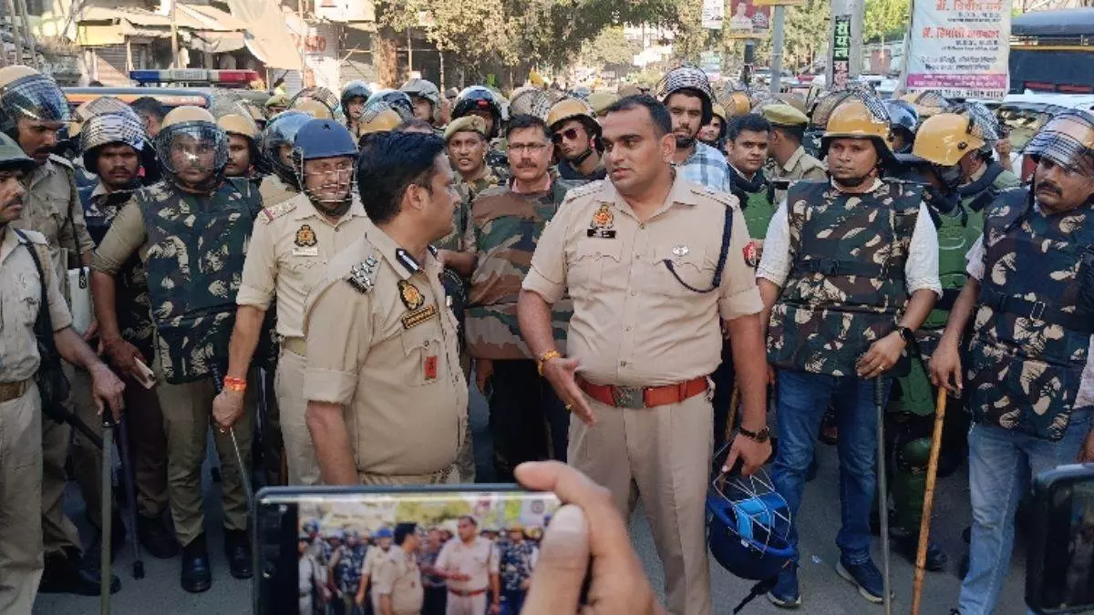Bareilly: बरेली में हिंसा के मद्देनजर अतिरिक्त फोर्स बढ़ाई गई Bareilly: बरेली में हिंसा के मद्देनजर अतिरिक्त फोर्स बढ़ाई गई