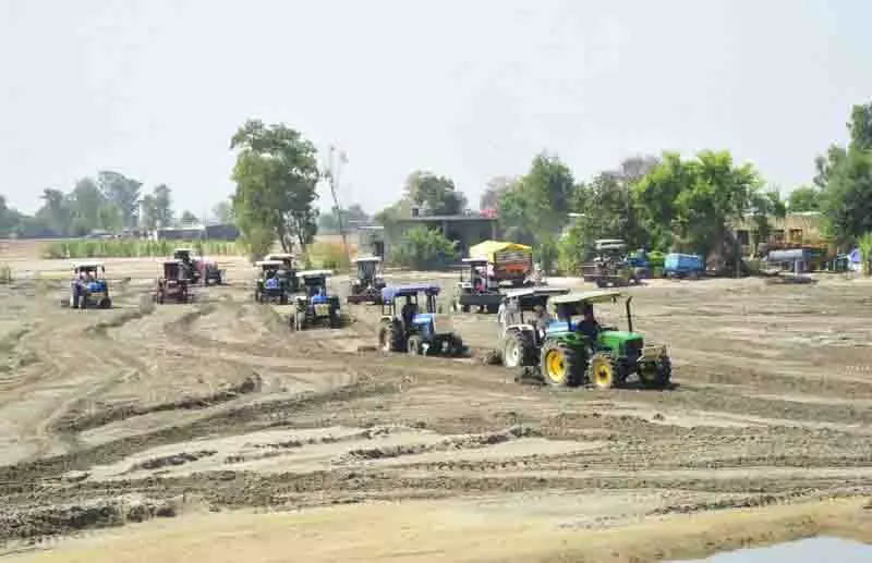 Kapurthala में विशाल गड्ढे को भरने के लिए प्रतिदिन 100 से अधिक ट्रैक्टर लगे हुए Kapurthala में विशाल गड्ढे को भरने के लिए प्रतिदिन 100 से अधिक ट्रैक्टर लगे हुए