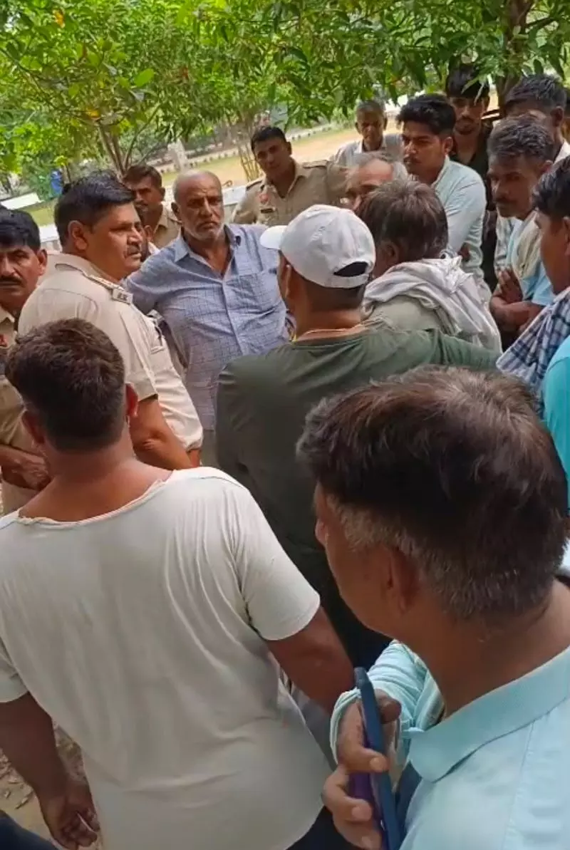 सोनीपत के एक गांव में व्यक्ति की चाकू मारकर हत्या, तीन पर मामला दर्ज, एक गिरफ्तार सोनीपत के एक गांव में व्यक्ति की चाकू मारकर हत्या, तीन पर मामला दर्ज, एक गिरफ्तार