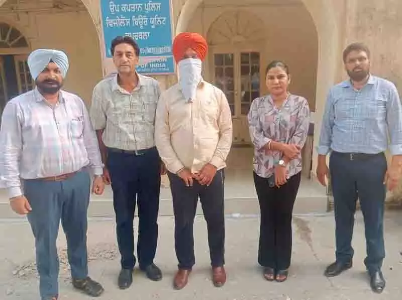 Jalandhar: शिक्षा विभाग का जेई 4,000 रुपये की रिश्वत लेते पकड़ा गया Jalandhar: शिक्षा विभाग का जेई 4,000 रुपये की रिश्वत लेते पकड़ा गया