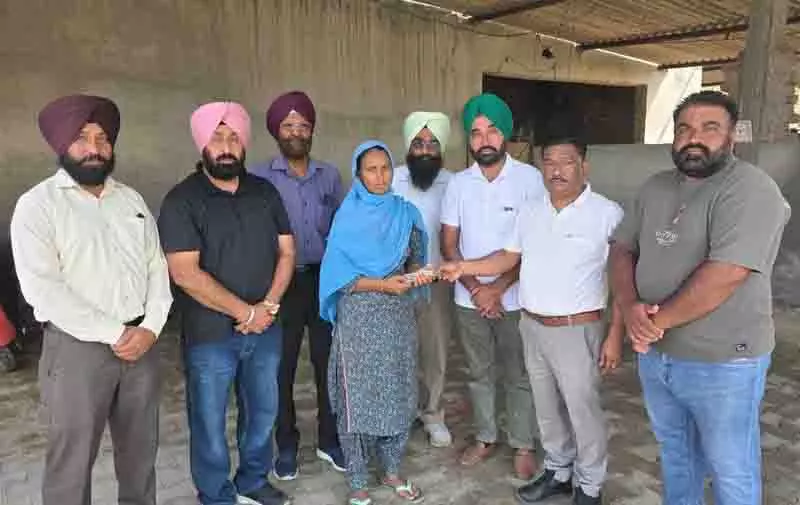 Jalandhar: सरकारी शिक्षक संघ ने बाढ़ प्रभावित परिवारों को सहायता प्रदान की Jalandhar: सरकारी शिक्षक संघ ने बाढ़ प्रभावित परिवारों को सहायता प्रदान की