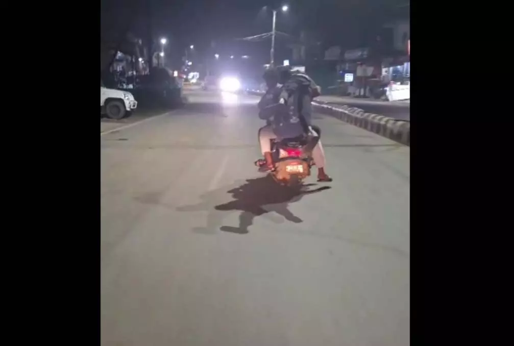 1 टू-व्हीलर पर जा रहे थे 5 लड़के, अब हुआ एक्शन 1 टू-व्हीलर पर जा रहे थे 5 लड़के, अब हुआ एक्शन