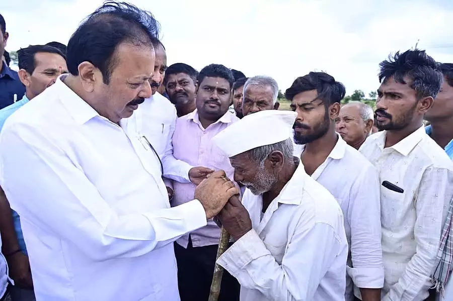 Karnataka : चार उत्तरी जिलों में 6 से 7 लाख हेक्टेयर फसलें नष्ट हो गई Karnataka : चार उत्तरी जिलों में 6 से 7 लाख हेक्टेयर फसलें नष्ट हो गई