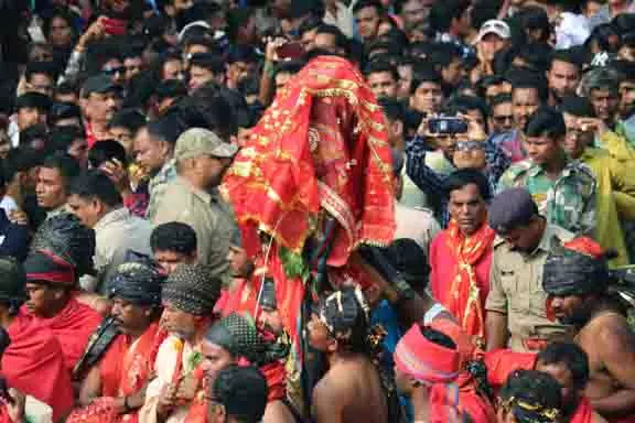 Bhawanipatna: सामूहिक पशु बलि के साक्षी माँ मणिकेश्वरी की छत्तर यात्रा Bhawanipatna: सामूहिक पशु बलि के साक्षी माँ मणिकेश्वरी की छत्तर यात्रा