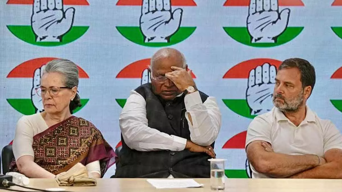 New Delhi: गठबंधन दबाव में कांग्रेस झुकी, लिया यू-टर्न New Delhi: गठबंधन दबाव में कांग्रेस झुकी, लिया यू-टर्न