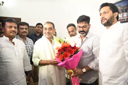 उपेंद्र कुशवाहा से मिले भोजपुरी सुपरस्टार पवन सिंह, विनोद तावड़े और ऋतुराज सिंह भी रहे मौजूद उपेंद्र कुशवाहा से मिले भोजपुरी सुपरस्टार पवन सिंह, विनोद तावड़े और ऋतुराज सिंह भी रहे मौजूद