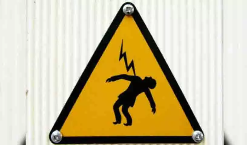 Kukatpally में बथुकम्मा समारोह के दौरान बिजली का झटका लगने से तीन लोग घायल Kukatpally में बथुकम्मा समारोह के दौरान बिजली का झटका लगने से तीन लोग घायल