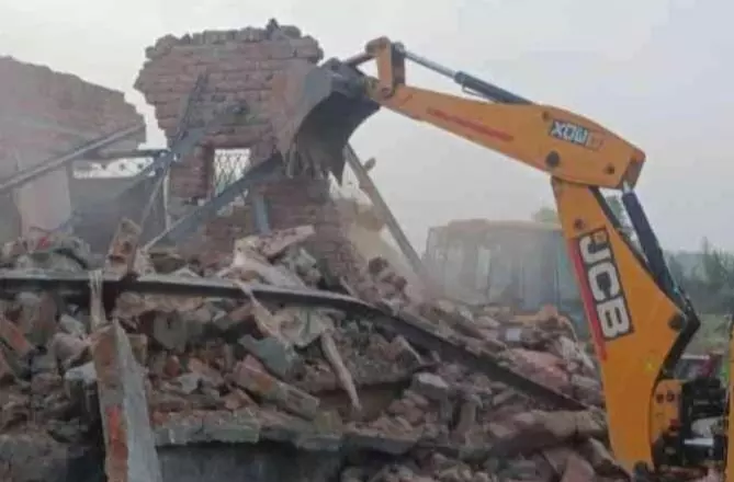 Bareilly: बरेली बवाल के बाद प्रशासन ने कड़ा रुख अपनाया, बुलडोजर तैयार Bareilly: बरेली बवाल के बाद प्रशासन ने कड़ा रुख अपनाया, बुलडोजर तैयार