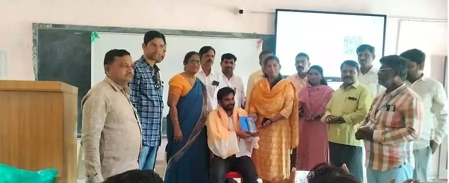 Karnataka : शिक्षक ने पांच दिनों में सर्वेक्षण पूरा किया Karnataka : शिक्षक ने पांच दिनों में सर्वेक्षण पूरा किया