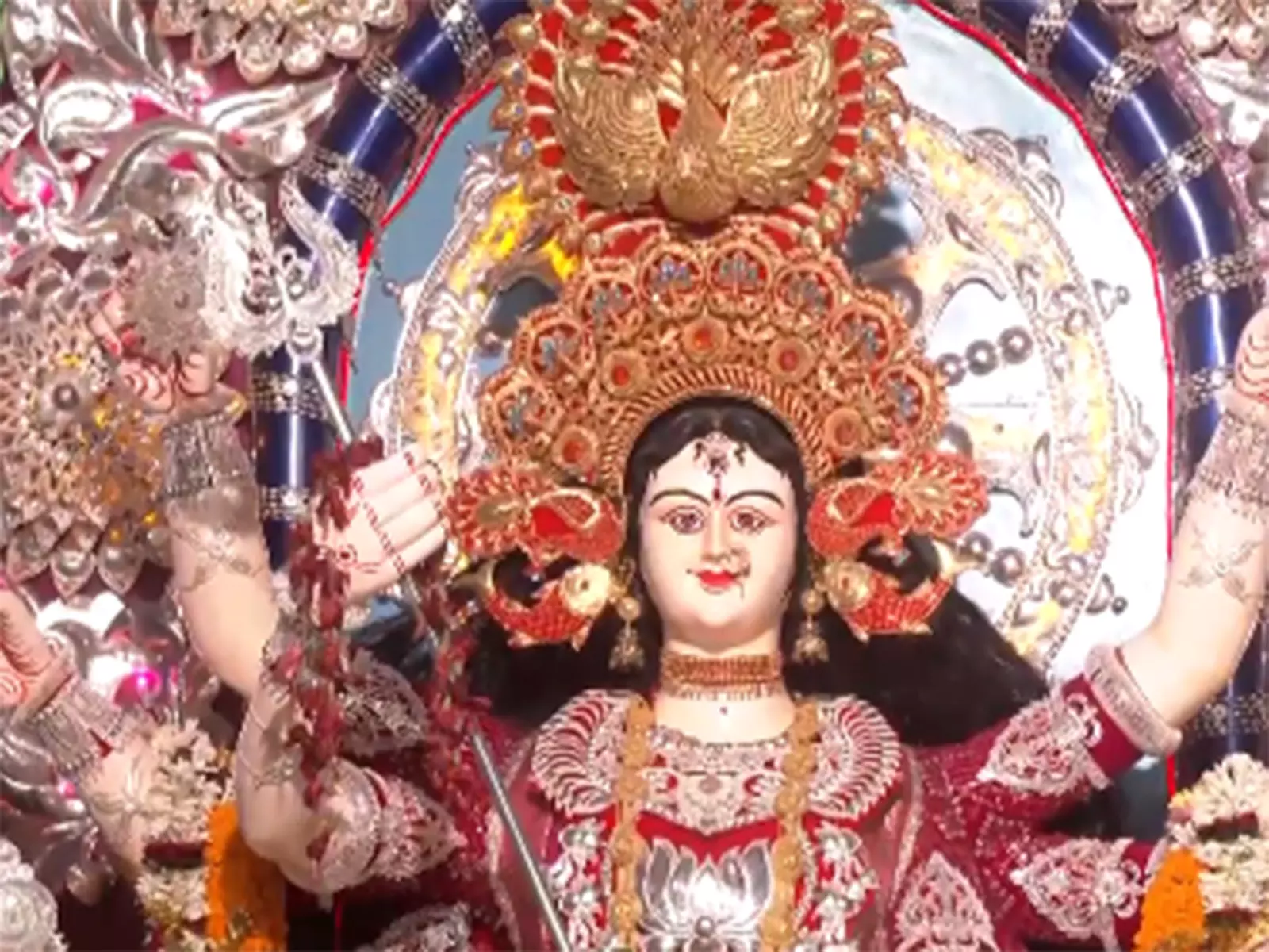 कटक पूजा पंडाल में 400 किलो चांदी व 3 किलो सोने का मुकुट, सशस्त्र बलों को श्रद्धांजलि कटक पूजा पंडाल में 400 किलो चांदी व 3 किलो सोने का मुकुट, सशस्त्र बलों को श्रद्धांजलि