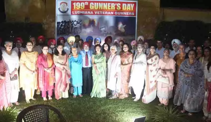 Gunners Day पर दिग्गजों ने युद्धक्षेत्र की यादें ताज़ा कीं Gunners Day पर दिग्गजों ने युद्धक्षेत्र की यादें ताज़ा कीं