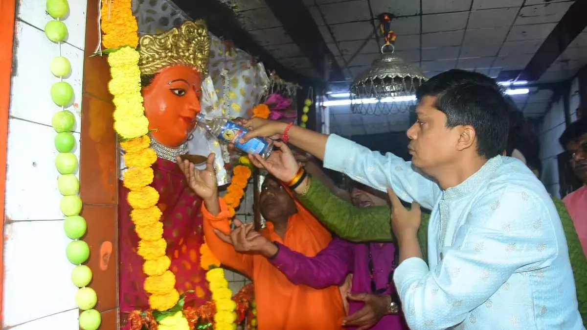 Navratri 2025 Ashtami Special: देवी महामाया और महालया को चढ़ाया गया शराब भोग Navratri 2025 Ashtami Special: देवी महामाया और महालया को चढ़ाया गया शराब भोग