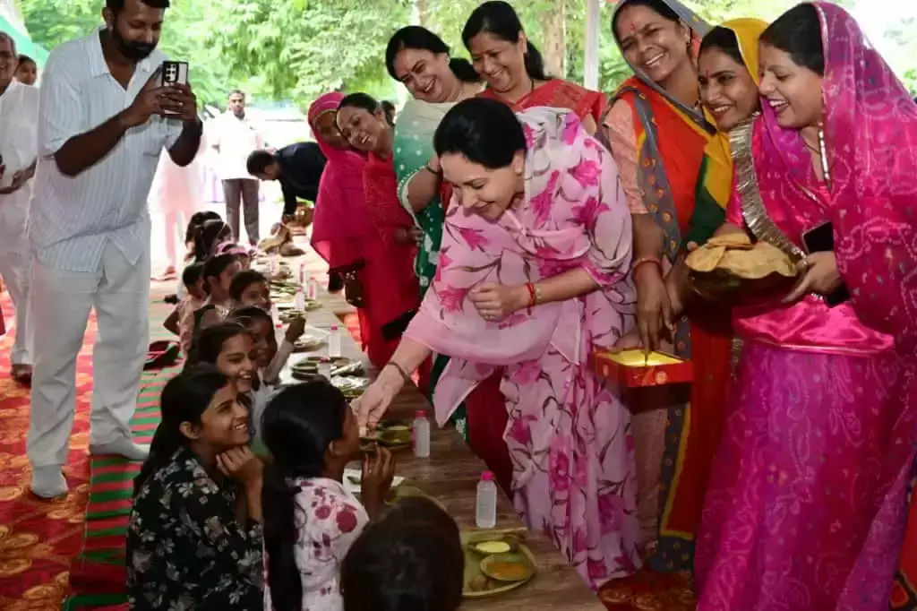 Jaipur: उपमुख्यमंत्री दीया कुमारी ने 101 कन्याओं के साथ दुर्गाष्टमी पर्व मनाया Jaipur: उपमुख्यमंत्री दीया कुमारी ने 101 कन्याओं के साथ दुर्गाष्टमी पर्व मनाया