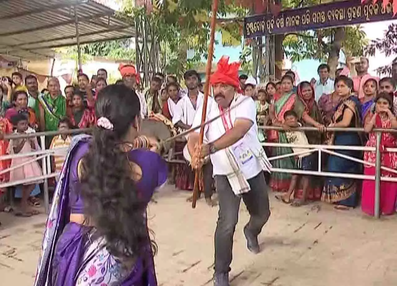 Balasore: अखाड़ा मार्शल आर्ट के रंग में रंगा दुर्गा विसर्जन का पर्व Balasore: अखाड़ा मार्शल आर्ट के रंग में रंगा दुर्गा विसर्जन का पर्व