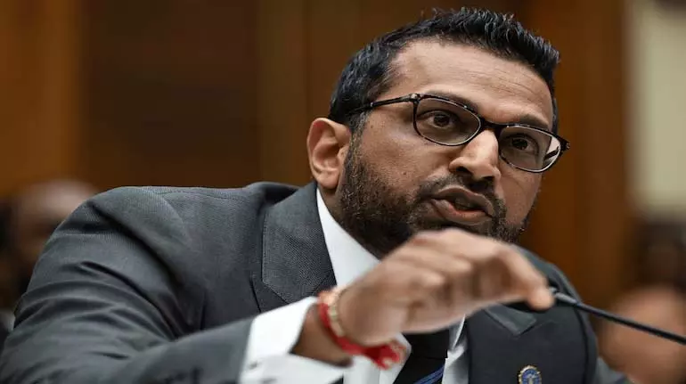 FBI निदेशक काश पटेल के पाकिस्तान के मुनीर से हाथ मिलाने पर आक्रोश FBI निदेशक काश पटेल के पाकिस्तान के मुनीर से हाथ मिलाने पर आक्रोश