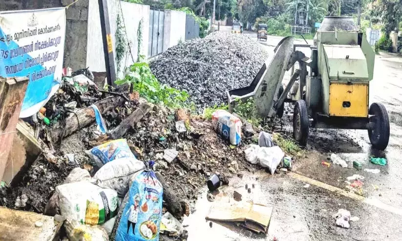 Kerala : सड़क किनारे कूड़ा और कंक्रीट मिक्सर मशीन खड़ी, आवागमन में बाधा Kerala : सड़क किनारे कूड़ा और कंक्रीट मिक्सर मशीन खड़ी, आवागमन में बाधा