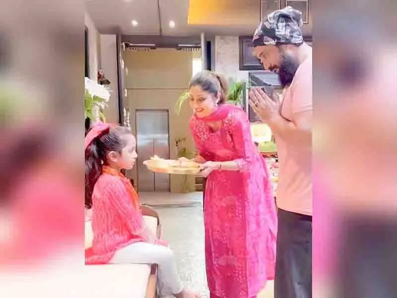 शिल्पा शेट्टी और राज कुंद्रा ने महाअष्टमी पर घर पर किया कन्या पूजन शिल्पा शेट्टी और राज कुंद्रा ने महाअष्टमी पर घर पर किया कन्या पूजन