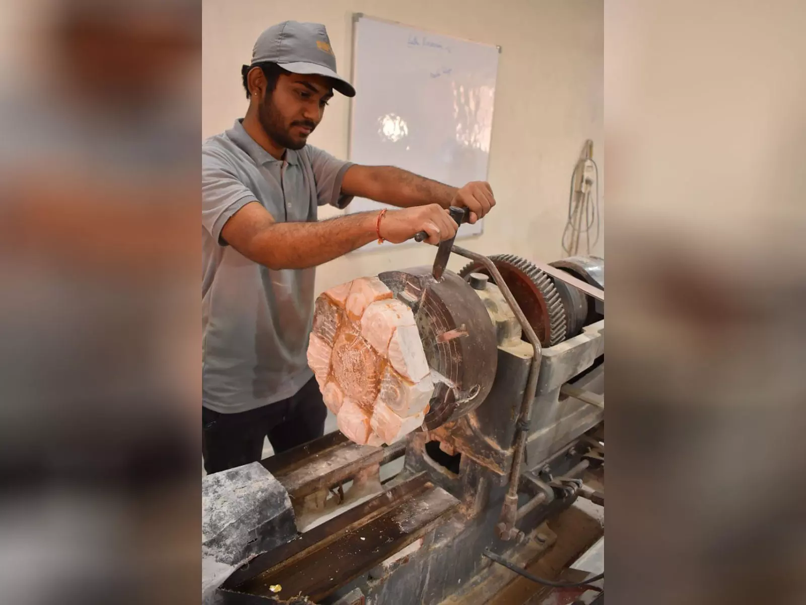 SAPTI गुजरात में पत्थर मूर्तिकला कौशल विकास को बढ़ावा दे रहा SAPTI गुजरात में पत्थर मूर्तिकला कौशल विकास को बढ़ावा दे रहा