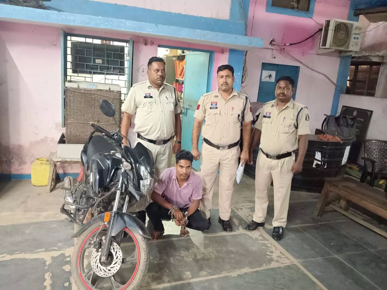 जूटमिल पुलिस की कार्रवाई: चोरी की बाइक बेचने ग्राहक तलाशते युवक गिरफ्तार जूटमिल पुलिस की कार्रवाई: चोरी की बाइक बेचने ग्राहक तलाशते युवक गिरफ्तार