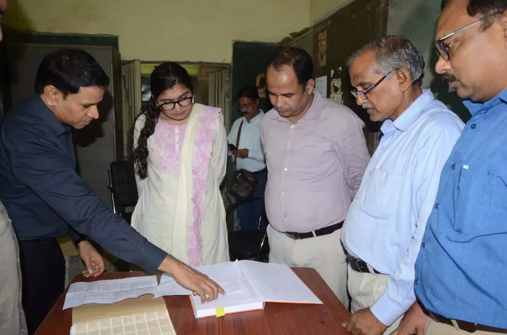 कलेक्टर ने किया जिला कोषालय का निरीक्षण कलेक्टर ने किया जिला कोषालय का निरीक्षण