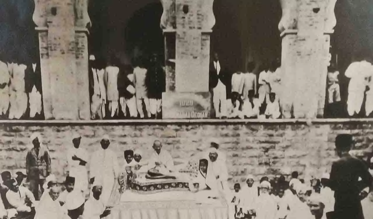 Hyderabad स्थित डाक टिकट संग्रहकर्ता उपेंद्र वेन्नम ने डाक टिकटों के माध्यम से गांधी के जीवन को दर्शाया Hyderabad स्थित डाक टिकट संग्रहकर्ता उपेंद्र वेन्नम ने डाक टिकटों के माध्यम से गांधी के जीवन को दर्शाया