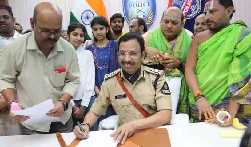 VC Sajjanar ने हैदराबाद पुलिस आयुक्त का कार्यभार संभाला, जन कल्याणकारी पुलिसिंग का संकल्प लिया VC Sajjanar ने हैदराबाद पुलिस आयुक्त का कार्यभार संभाला, जन कल्याणकारी पुलिसिंग का संकल्प लिया