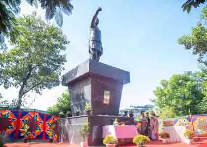 Manipur: हिजाम इराबोट को जयंती पर श्रद्धांजलि दी Manipur: हिजाम इराबोट को जयंती पर श्रद्धांजलि दी