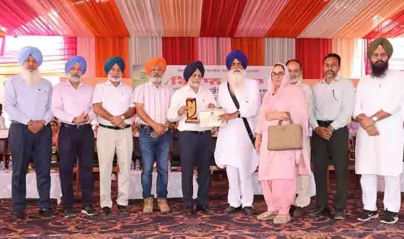 PAU के किसान मेले में तरनतारन के प्रगतिशील किसान को स्मृति पुरस्कार से सम्मानित किया गया PAU के किसान मेले में तरनतारन के प्रगतिशील किसान को स्मृति पुरस्कार से सम्मानित किया गया