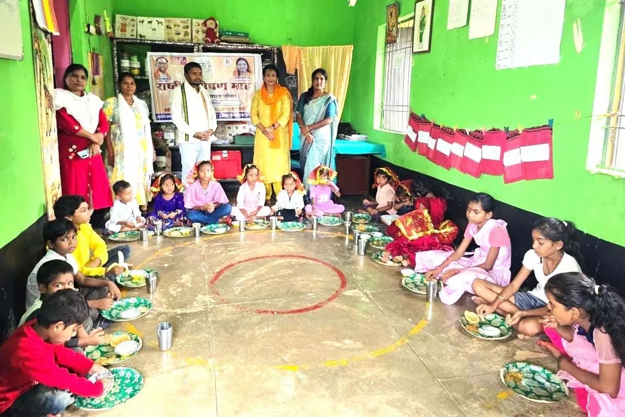 आंगनबाड़ी केंद्र में कन्या भोज का आयोजन आंगनबाड़ी केंद्र में कन्या भोज का आयोजन