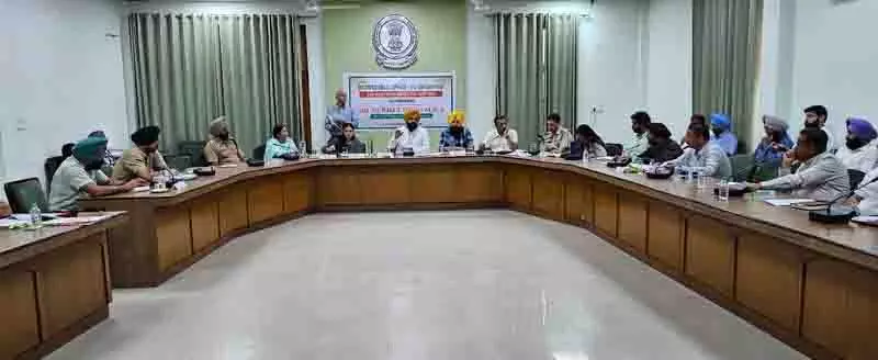 Amritsar: अधिकारियों ने बाढ़ प्रभावित परिवारों की सहायता के लिए एकजुट प्रयास का संकल्प लिया Amritsar: अधिकारियों ने बाढ़ प्रभावित परिवारों की सहायता के लिए एकजुट प्रयास का संकल्प लिया