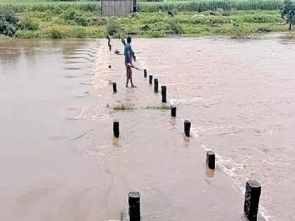 Latur: बाढ़ से पुल डूबने से 2,100 छात्रों की शिक्षा बाधित Latur: बाढ़ से पुल डूबने से 2,100 छात्रों की शिक्षा बाधित