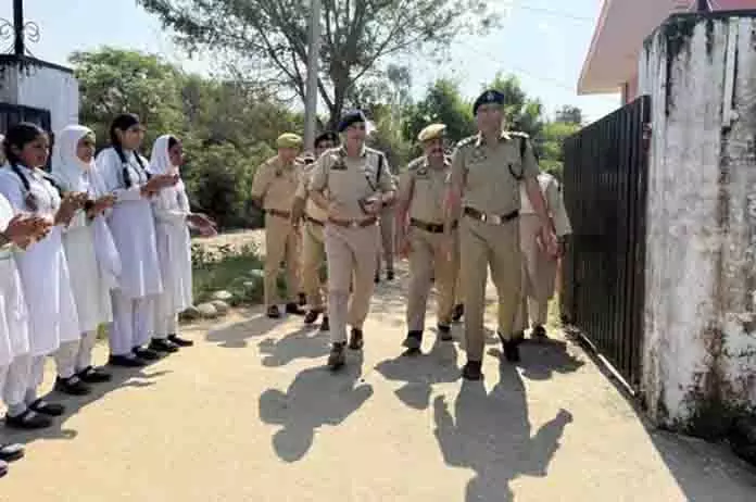 Police ने सरकारी स्कूल को कंप्यूटर और वाटर कूलर दिए Police ने सरकारी स्कूल को कंप्यूटर और वाटर कूलर दिए