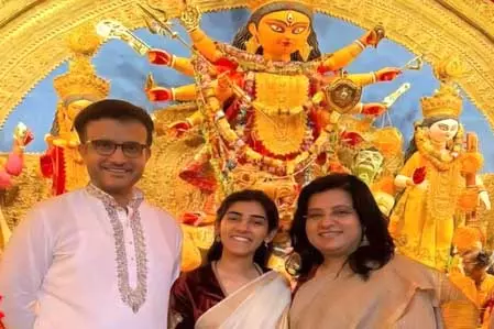 पूर्व भारतीय कप्तान सौरव गांगुली ने परिवार के साथ की मां दुर्गा की आराधना पूर्व भारतीय कप्तान सौरव गांगुली ने परिवार के साथ की मां दुर्गा की आराधना