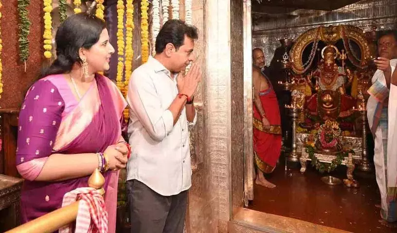 KTR दंपत्ति ने पेद्दम्मा थल्ली मंदिर में विशेष पूजा की KTR दंपत्ति ने पेद्दम्मा थल्ली मंदिर में विशेष पूजा की