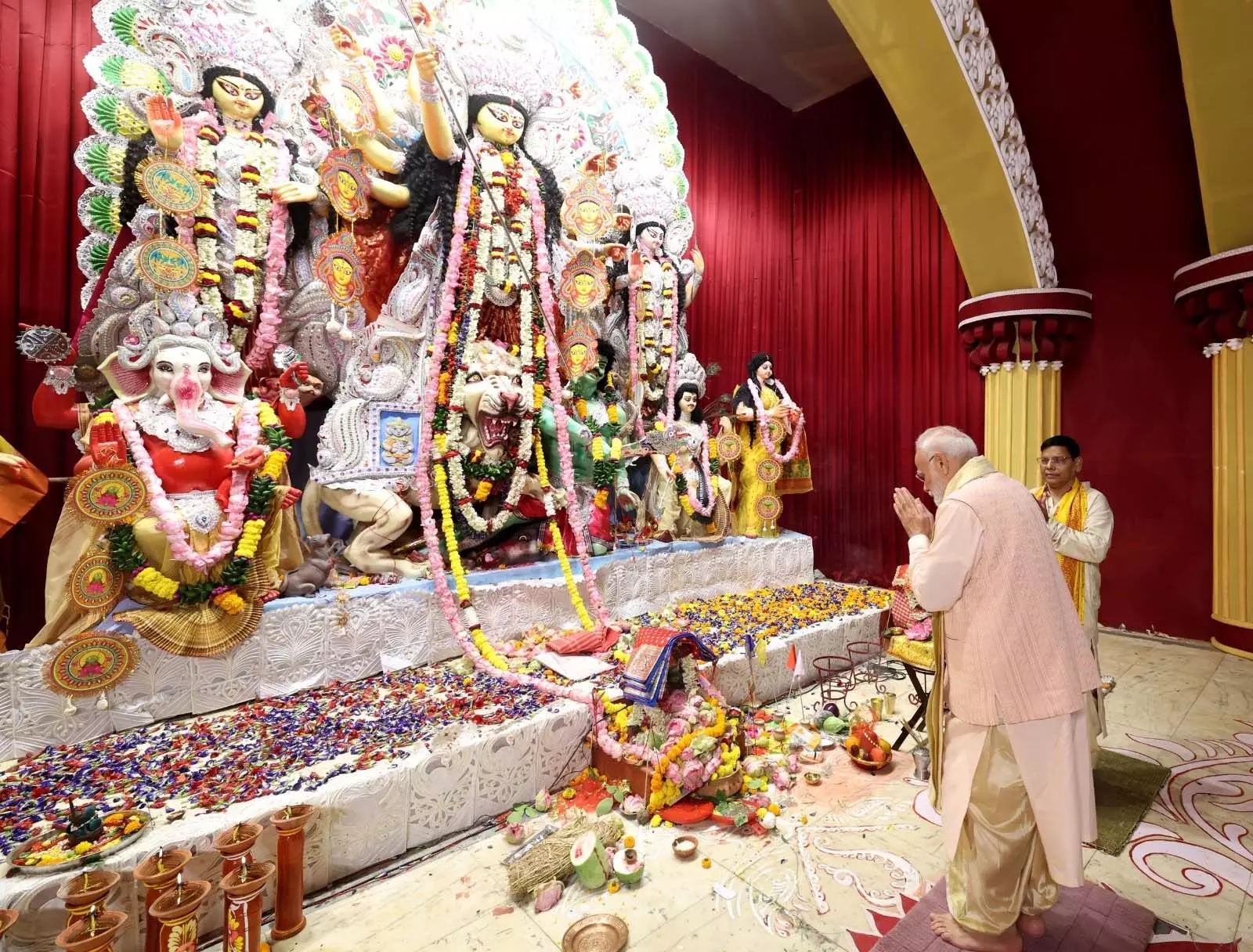 PM मोदी और अमित शाह ने नवरात्रि की अष्टमी पर दुर्गा पूजा में भागीदारी PM मोदी और अमित शाह ने नवरात्रि की अष्टमी पर दुर्गा पूजा में भागीदारी
