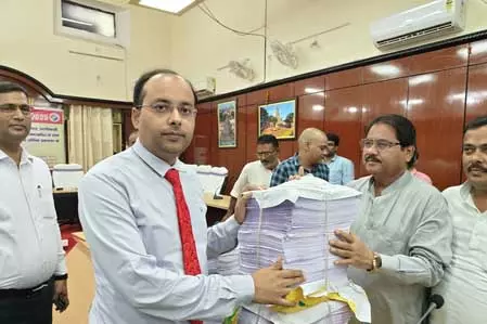 फाइनल वोटर लिस्ट जारी होने के बाद जिलाधिकारियों ने की बैठक, प्रतिनिधियों ने जताया आभार फाइनल वोटर लिस्ट जारी होने के बाद जिलाधिकारियों ने की बैठक, प्रतिनिधियों ने जताया आभार