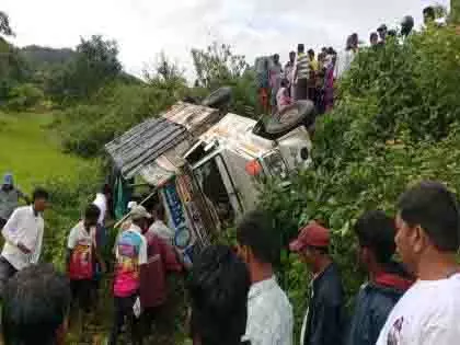 Pune: जुन्नार में पिकअप वाहन खाई में गिरा, एक महिला की मौत Pune: जुन्नार में पिकअप वाहन खाई में गिरा, एक महिला की मौत