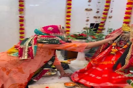 महाअष्टमी पर अक्षरा सिंह ने किया माता रानी का शृंगार, पान अर्पित कर लिया आशीर्वाद महाअष्टमी पर अक्षरा सिंह ने किया माता रानी का शृंगार, पान अर्पित कर लिया आशीर्वाद