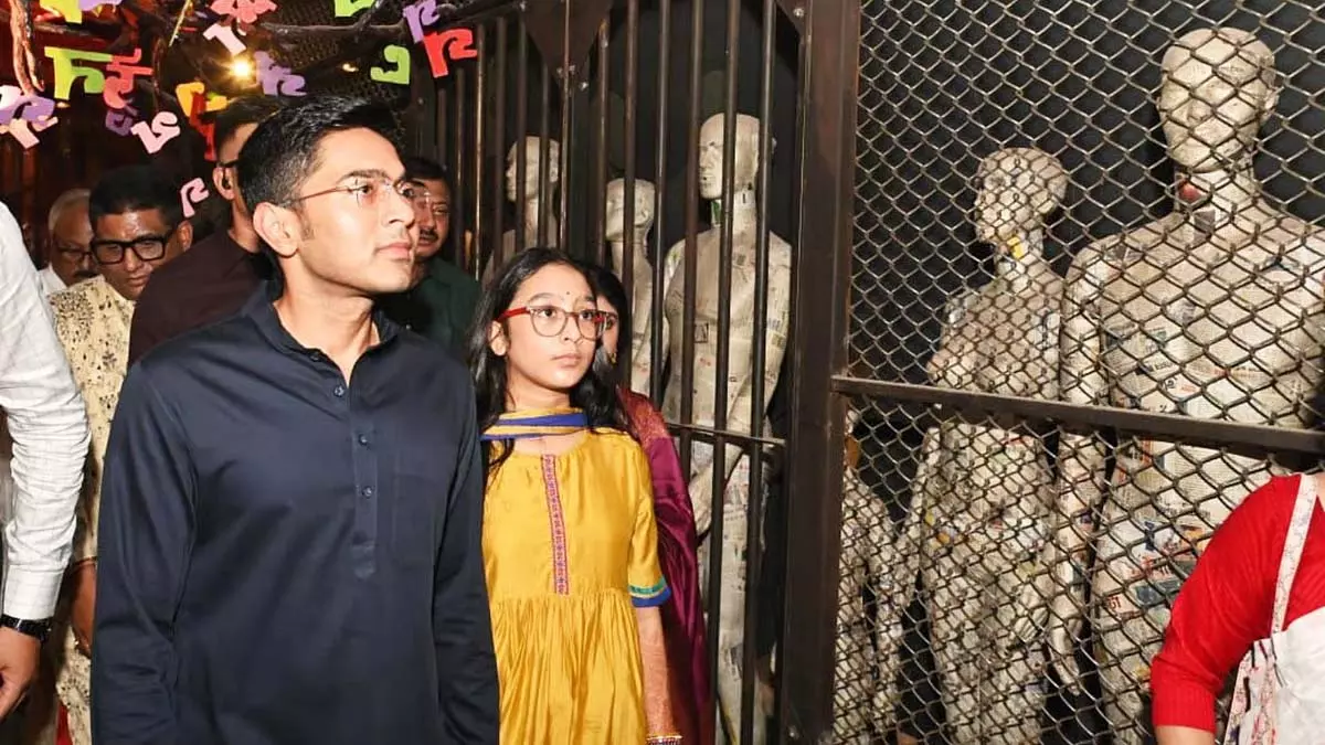 Abhishek पूजा मंडप में अपनी बेटी के साथ फुचका खेलते हुए Abhishek पूजा मंडप में अपनी बेटी के साथ फुचका खेलते हुए