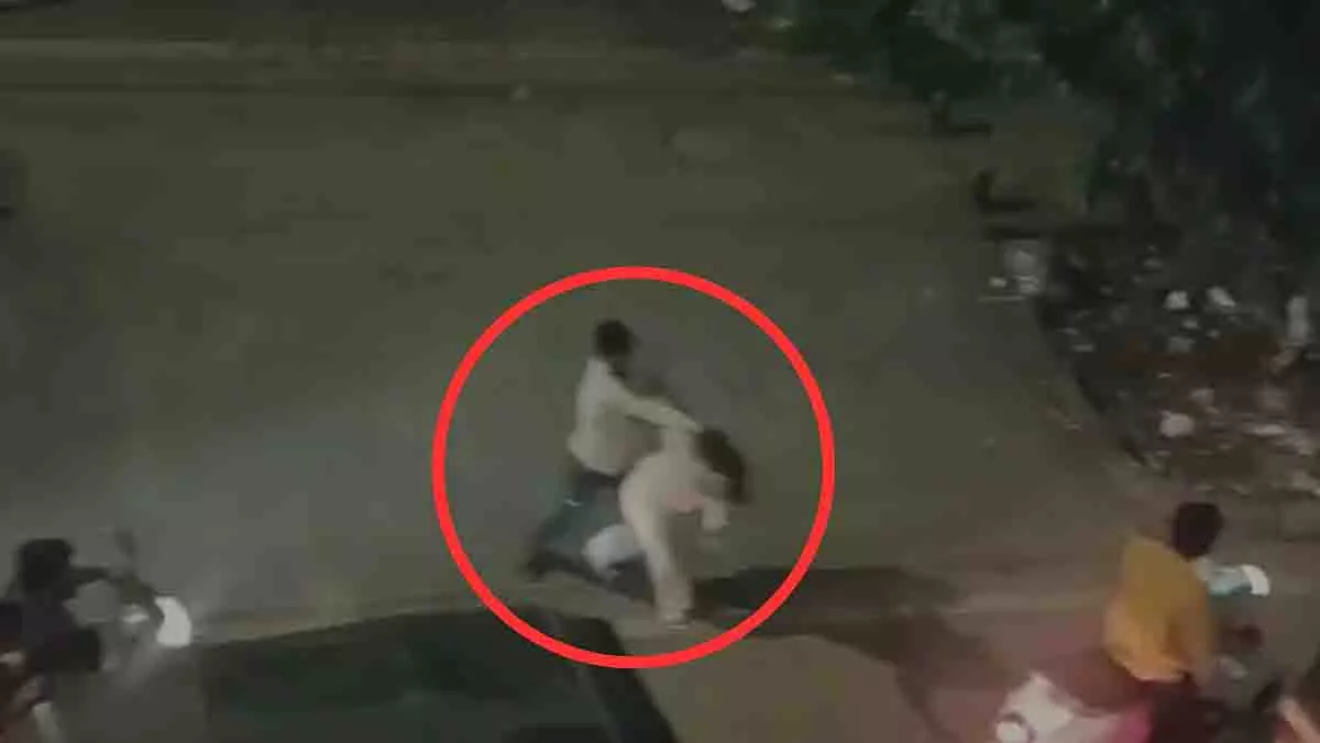 Pune: सार्वजनिक स्थान पर महिला की बेरहमी से पिटाई Pune: सार्वजनिक स्थान पर महिला की बेरहमी से पिटाई