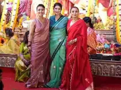 Dugra Puja में ट्विंकल, रानी और काजोल की साथ में मुस्कान Dugra Puja में ट्विंकल, रानी और काजोल की साथ में मुस्कान