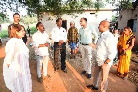 कलेक्टर व सीईओ ने किया महतारी सदन एवं पीएम आवास निर्माण कार्यों का निरीक्षण कलेक्टर व सीईओ ने किया महतारी सदन एवं पीएम आवास निर्माण कार्यों का निरीक्षण
