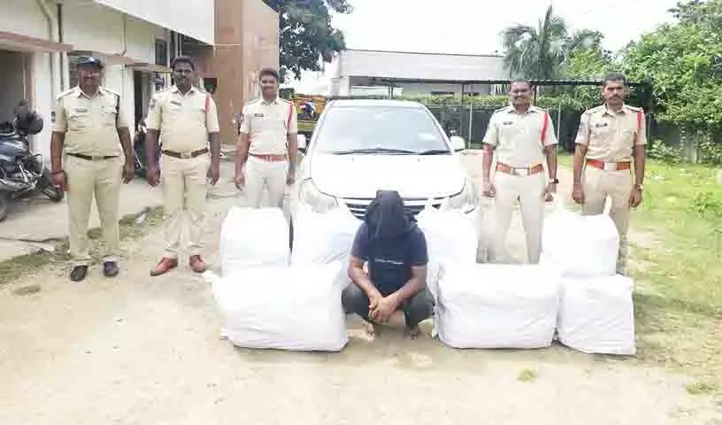 Kothagudem: पुलिस ने 1.02 करोड़ रुपये का गांजा जब्त किया, तस्कर गिरफ्तार Kothagudem: पुलिस ने 1.02 करोड़ रुपये का गांजा जब्त किया, तस्कर गिरफ्तार