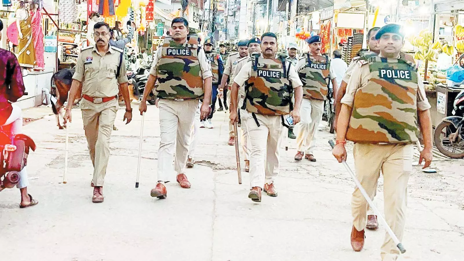 कबीरधाम पुलिस ने की व्यापक सुरक्षा व्यवस्था, 300 पुलिसकर्मी और 250 वॉलंटियर्स तैनात कबीरधाम पुलिस ने की व्यापक सुरक्षा व्यवस्था, 300 पुलिसकर्मी और 250 वॉलंटियर्स तैनात
