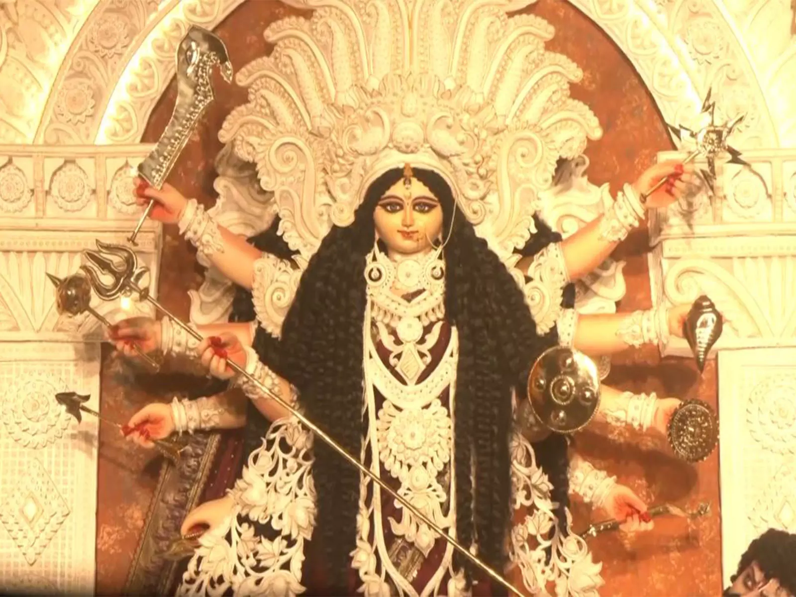 Kolkata मुदियाली क्लब पंडाल में दुर्गा पूजा: बंगाली शिल्पकला और प्राकृतिक तत्वों का सम्मान Kolkata मुदियाली क्लब पंडाल में दुर्गा पूजा: बंगाली शिल्पकला और प्राकृतिक तत्वों का सम्मान