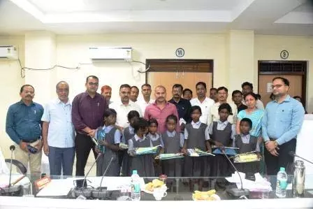 शिक्षा की मुख्यधारा से जुड़े उत्साहित पहाड़ी कोरवा बच्चों ने कलेक्टर से की मुलाकात शिक्षा की मुख्यधारा से जुड़े उत्साहित पहाड़ी कोरवा बच्चों ने कलेक्टर से की मुलाकात