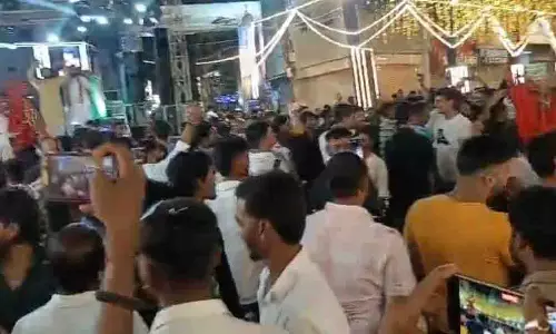 Katni: माता के पंडाल में क्रिकेट का उत्साह, भक्तों ने भारत की जीत का जश्न बड़े उत्साह से मनाया Katni: माता के पंडाल में क्रिकेट का उत्साह, भक्तों ने भारत की जीत का जश्न बड़े उत्साह से मनाया