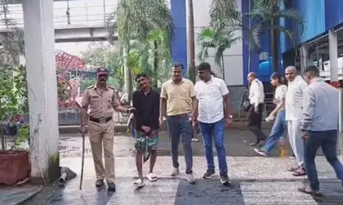 चलती ट्रेन में स्टंटबाजी और छेड़छाड़ करने वाला युवक गिरफ्तार