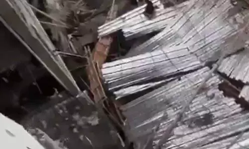 इंडोनेशिया: प्रार्थना के दौरान स्कूल की इमारत गिरी, 1 छात्र की मौत, दर्जनों घायल