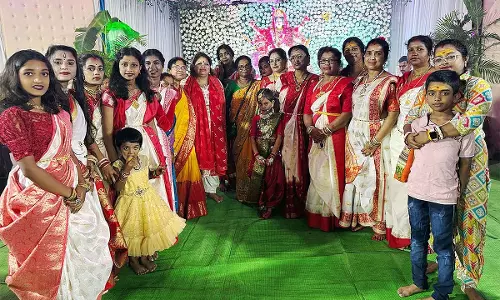 मुंबई के एक NGO ने गढ़चिरौली के आदिवासी गांवों में दुर्गा पूजा उत्सव का आयोजन किया